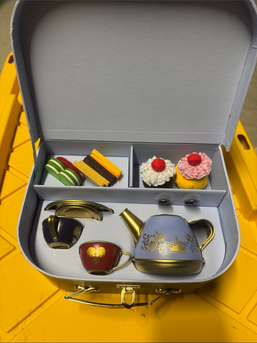 Disney Royal Court Tea Set Play China Metal Party Suitcase Complete Princess Toy
